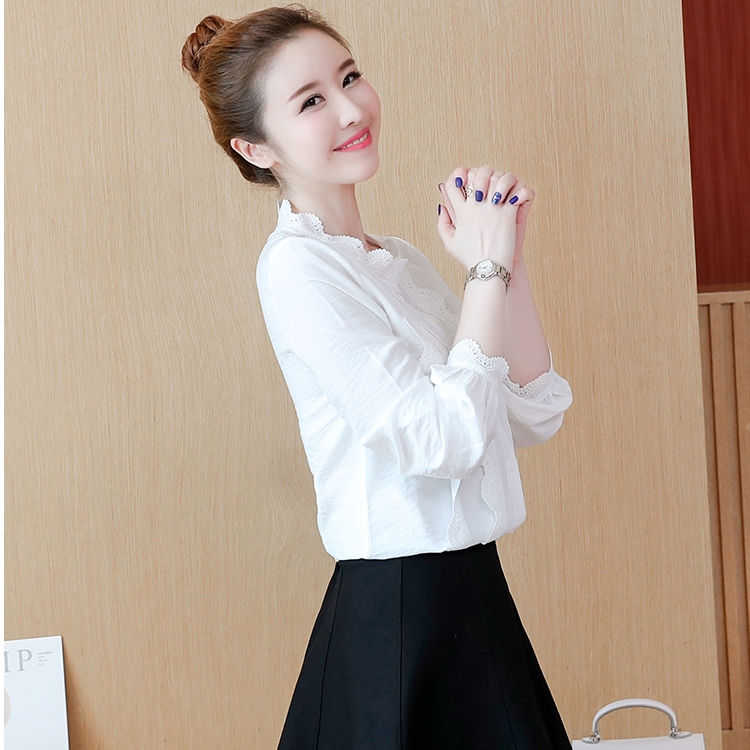 เสื้อเชิ้ตผู้หญิงทำงานสีขาว แขนยาว แต่งระบายลูกไม้