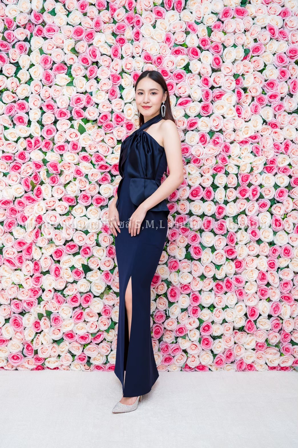 ชุดราตรี ชุดออกงาน ชุดไปงานแต่งงานสีกรมท่า เดรสยาวออกงานคล้องคอผูกโบว์ เอวระบาย ลุคเรียบหรูดูดี