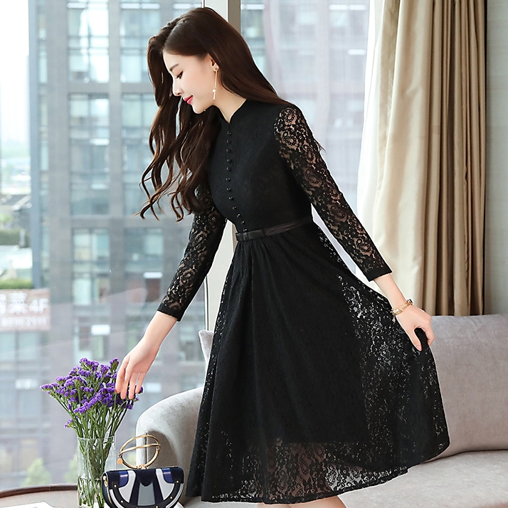 ชุดเดรสลูกไม้สีดำ ลายดอกไม้ คอจีนแต่งกระดุมหน้า แขนยาว กระโปรงทรงบานคลุมเข่า