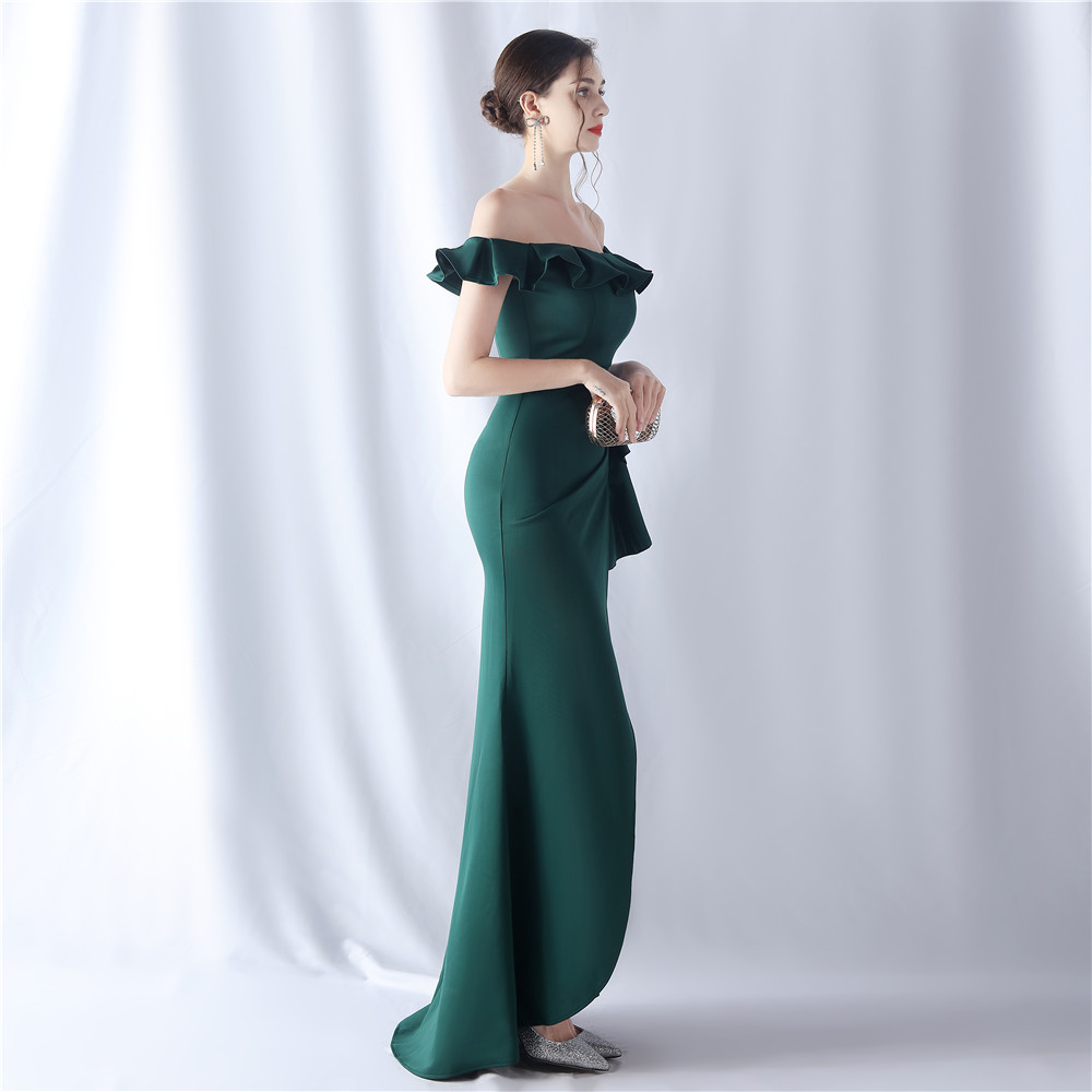 ชุดราตรียาวสีเขียวเรียบหรูดูแพง ทรงเปิดไหล่ระบาย เอวระบาย กระโปรงผ่าหน้าทรงหางปลา เหมาะสำหรับใส่เป็นชุดราตรีออกงานกลางคืน ชุดไปงานแต่งงานกลางคืน ชุดไปงานกาล่าดินเนอร์