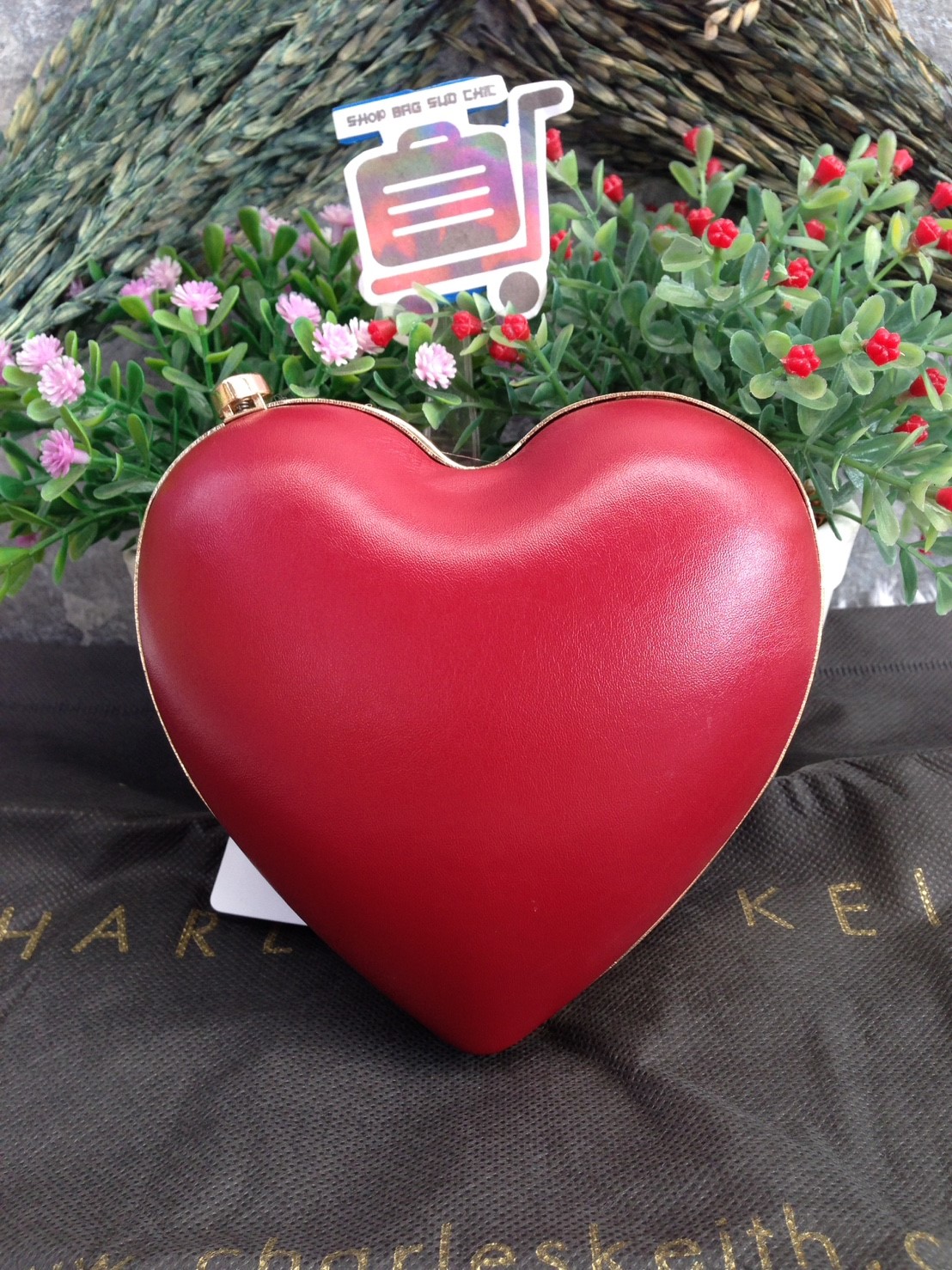 Sale‼️ ต่ำกว่าทุน CHARLES&KEITH RED Heart Shaped Clutch