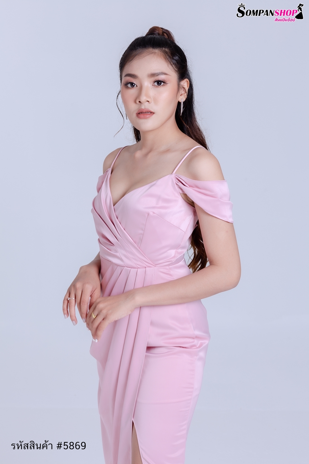 ชุดออกงานสีชมพู เดรสยาวสายเดี่ยวคล้องไหล่ กระโปรงยาวผ่าหน้า แนวเรียบหรู ชุดราตรี ชุดไปงานแต่งงาน