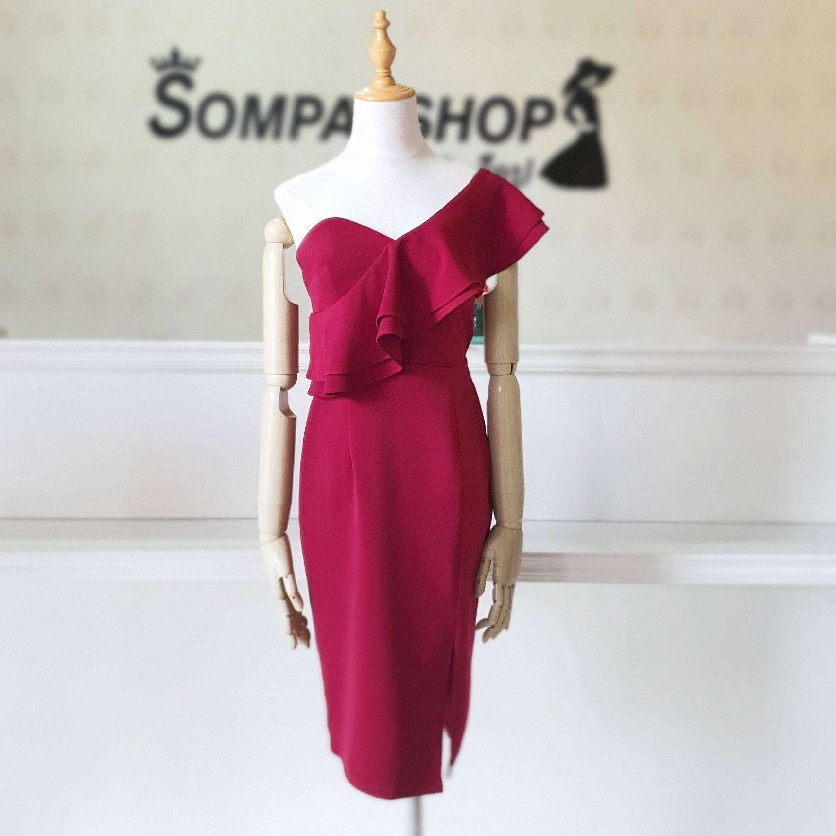 ชุดเดรสสีแดงไหล่เฉียงแระบายทรงเข้ารูป เรียบหรู สวยหรู ชุดราตรี ชุดไปงานแต่ง ชุดออกงาน