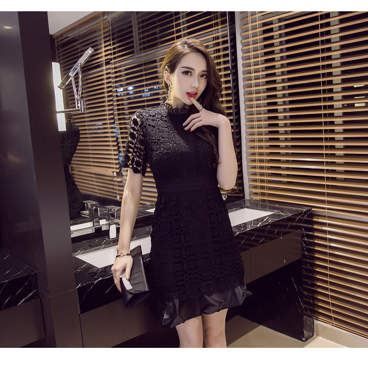 ชุดเดรสสั้นสีดำ ผ้าลูกไม้ ทรงเข้ารูป แขนสั้น