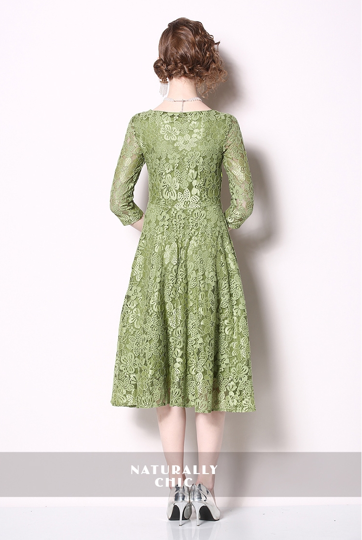 ชุดเดรสลูกไม้สีเขียว