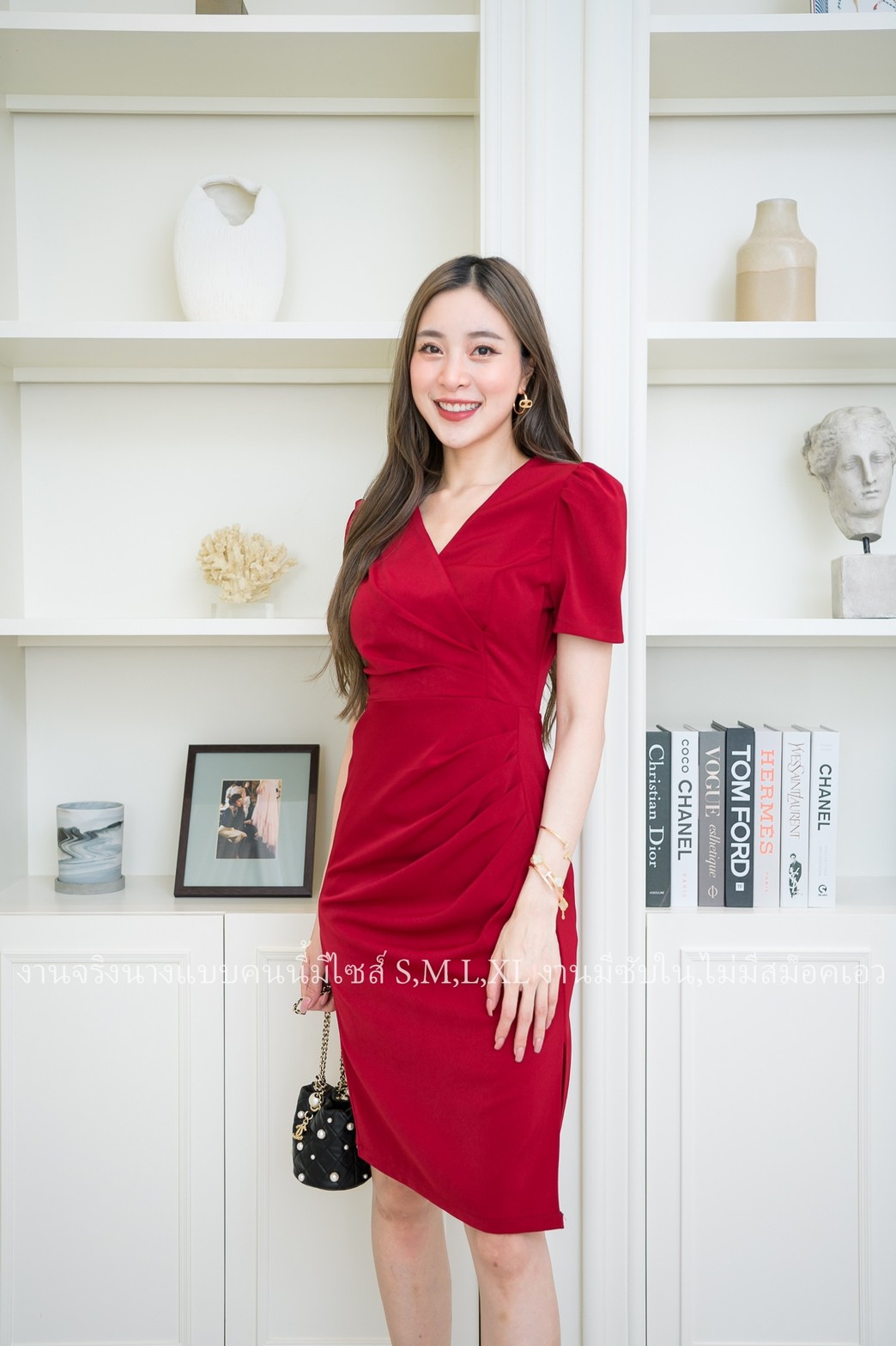 ชุดเดรสสั้นสีแดง แขนสั้น คอวี ทรงเข้ารูป แนวเรียบร้อย สวย ดูดี ชุดเดรสทำงาน ชุดเดรสออกงาน ชุดเดรสไปงานแต่ง