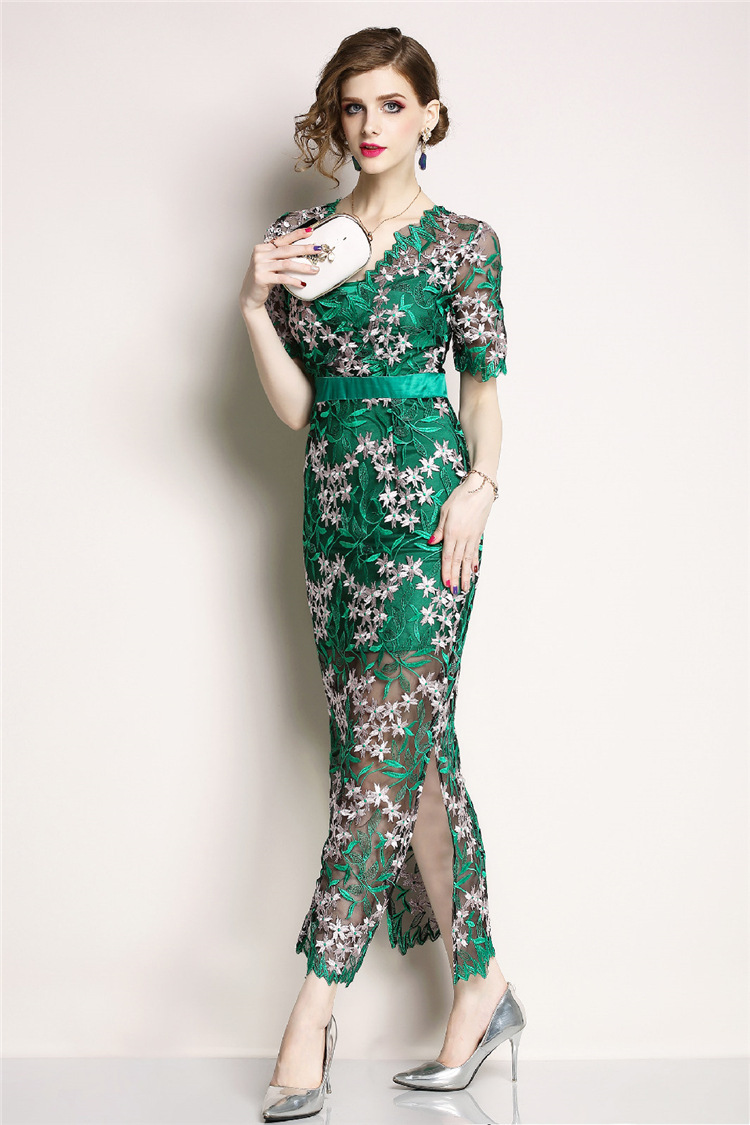 ชุดเดรสลูกไม้สีเขียว ปักลายดอกไม้ เข้ารูป กระโปรงยาวคลุมเข่า ทรงเอแคบ