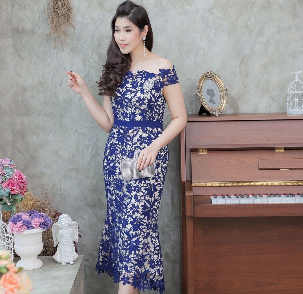 ชุดเดรสออกงานสีน้ำเงิน เปิดไหล่ ผ้าลูกไม้เกรดพรีเมี่ยม ลุคเรียบหรู สวยสง่า