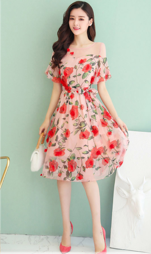 ชุดเดรสสั้นสีชมพูพิมพ์ดอกกุกลาบ ไหล่แต่งซีทรู กระโปรงสั้นทรงบานน่ารักๆ : M L XL 2XL