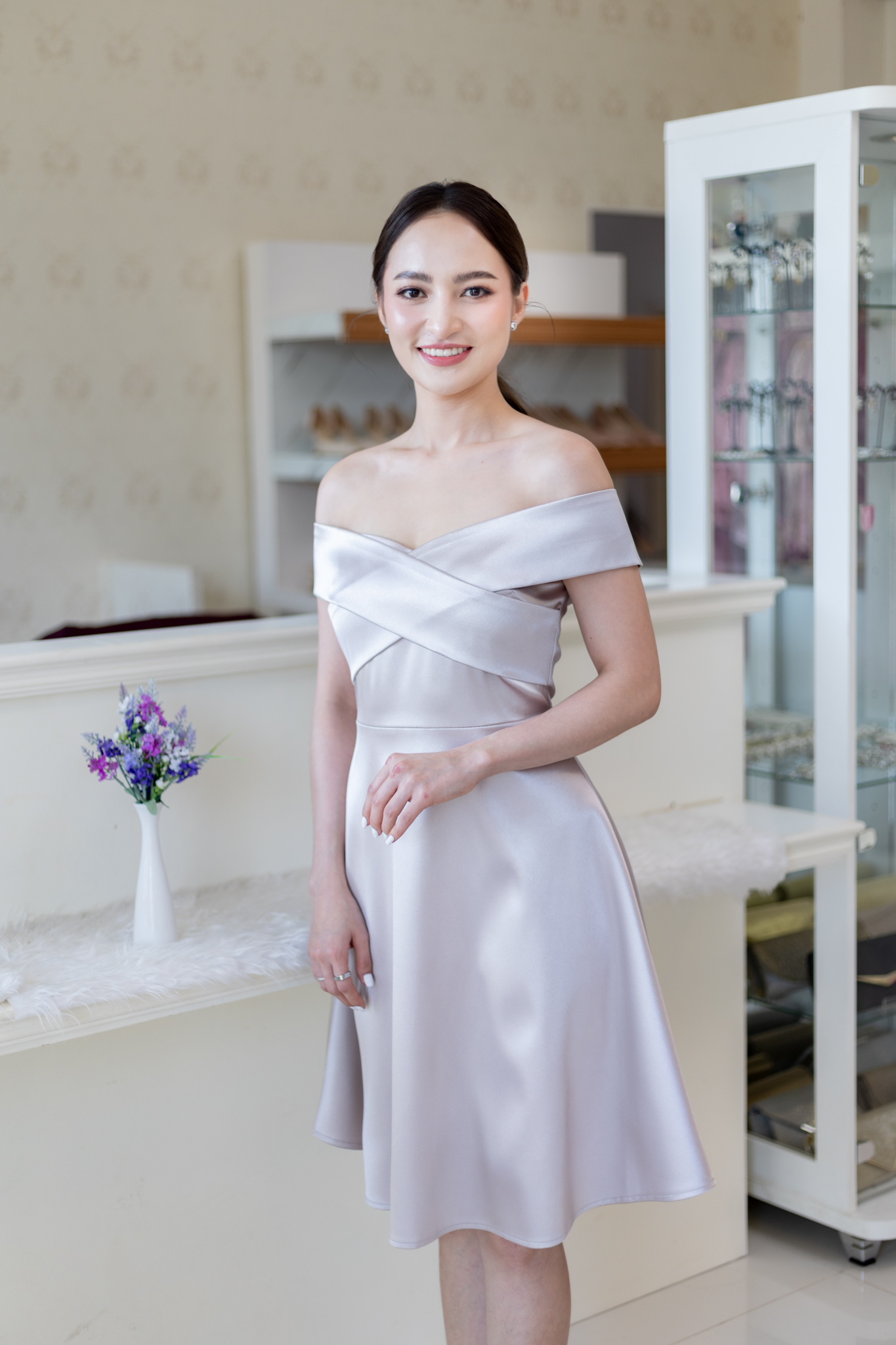 ชุดไปงานแต่งสีเทา ปาดไหล่ปิดต้นแขนปาดไหล่ปิดต้นแขนพรางต้น แนวเรียบหรู สวย ดูดี ชุดออกงาน ชุดราตรี