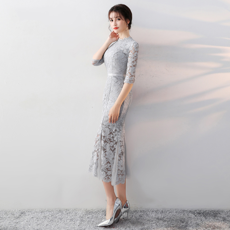 ชุดเดรสยาวสีเทา ผ้าลูกไม้ คอปีน แขนสามส่วน ทรงเข้ารูปกระโปรงทรงหางปลา