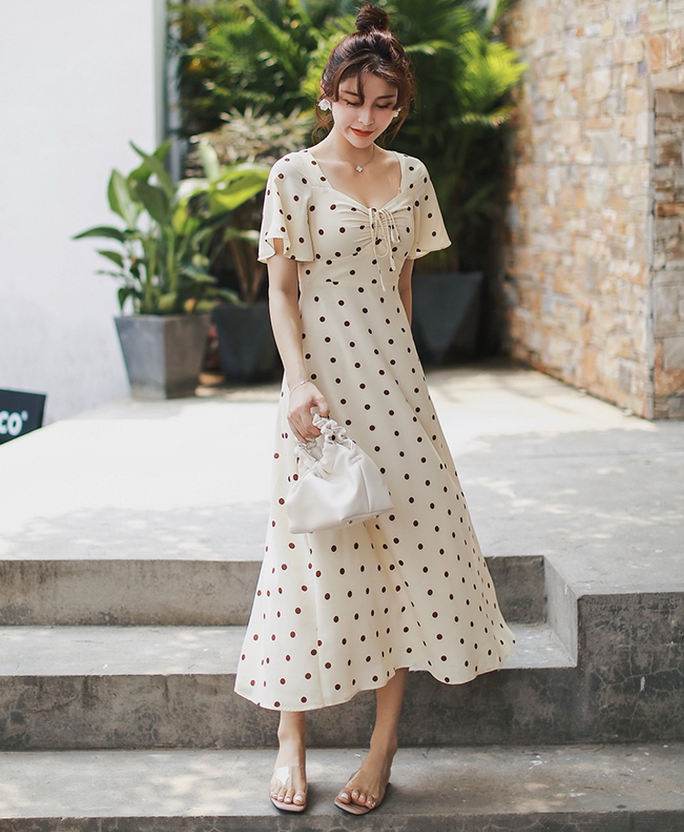 ชุดไปเที่ยวทะเล เดรสยาวลายจุดสีครีมเบจ