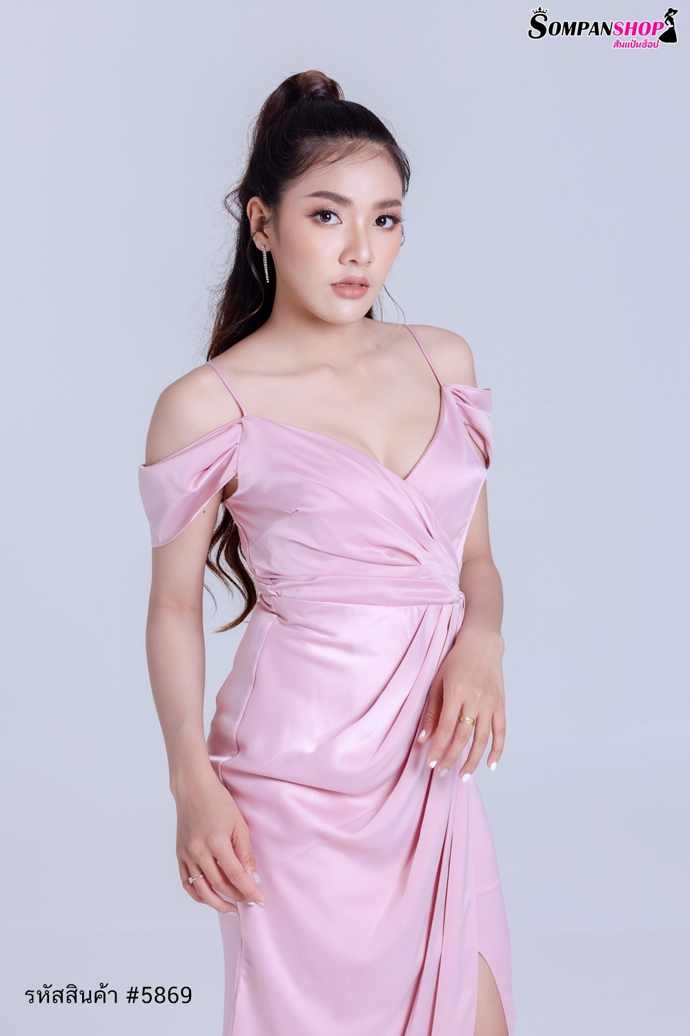 ชุดออกงานสีชมพู เดรสยาวสายเดี่ยวคล้องไหล่ กระโปรงยาวผ่าหน้า แนวเรียบหรู ชุดราตรี ชุดไปงานแต่งงาน