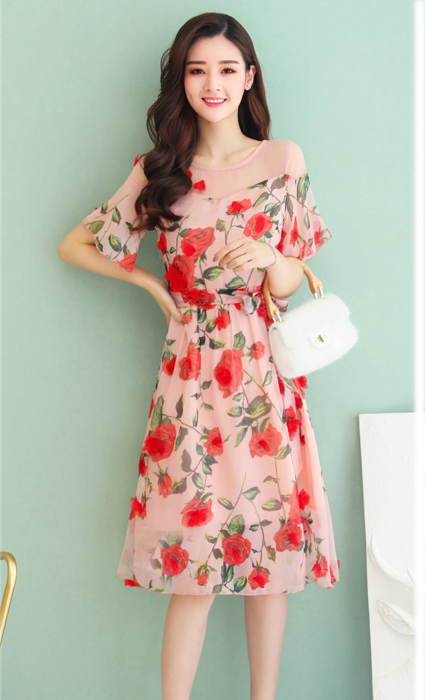 ชุดเดรสสั้นสีชมพูพิมพ์ดอกกุกลาบ ไหล่แต่งซีทรู กระโปรงสั้นทรงบานน่ารักๆ : M L XL 2XL