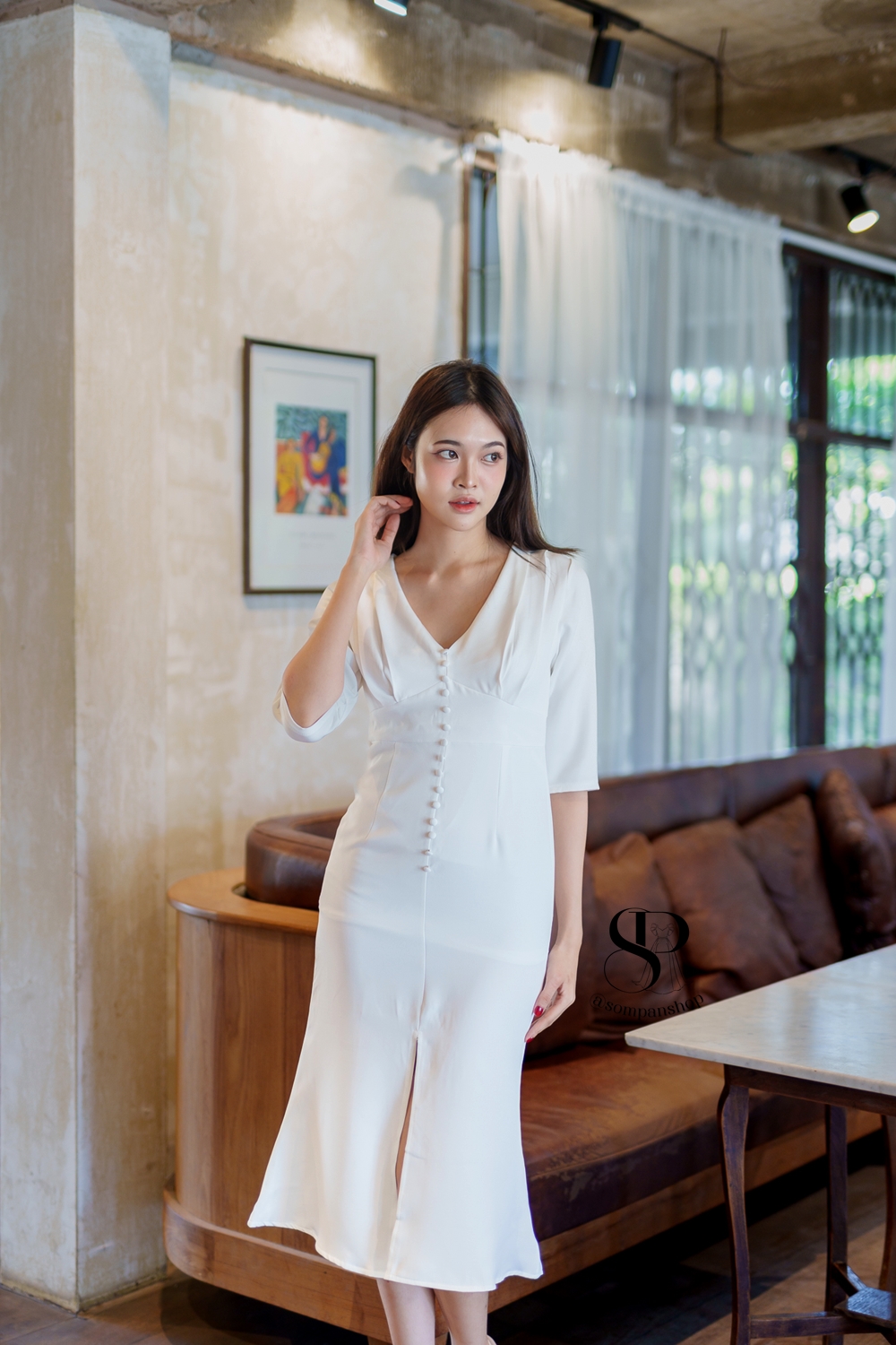 ชุดเดรสออกงานสีขาว คอวี แขนสามส่วน แนวเรียบหรู สวยดูดี ใส่ทำงาน ใส่ออกงาน ไปงานแต่ง