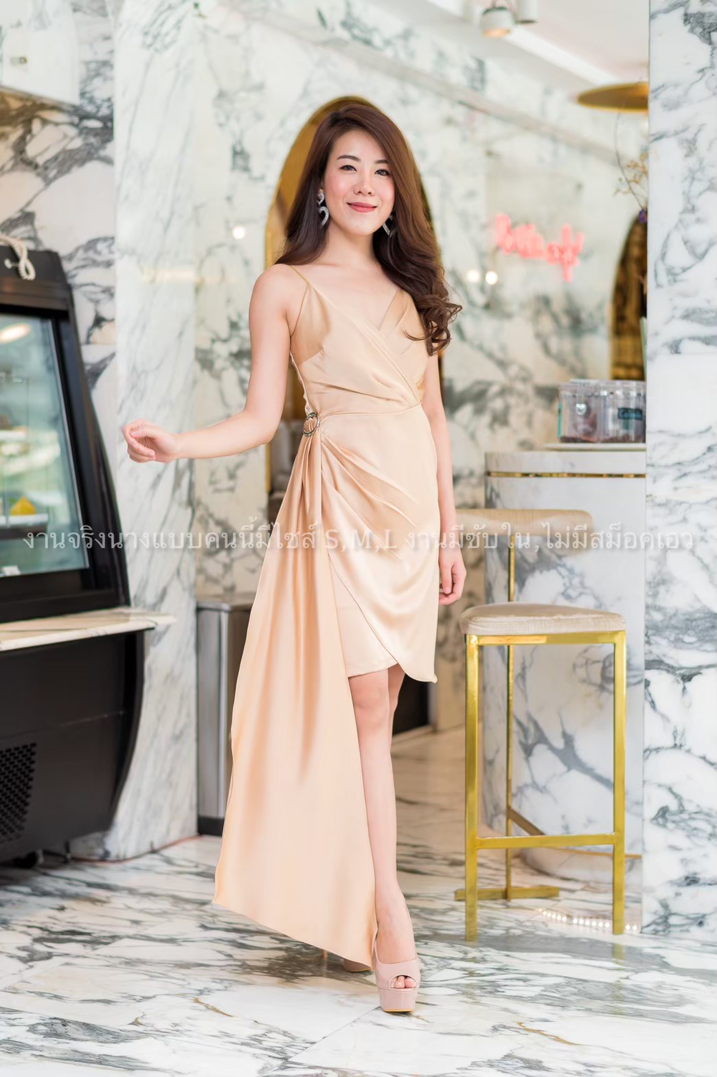 ชุดราตรี ชุดออกงาน ชุดไปงานแต่งงานสีครีมเบจ เดรสสั้นออกงานสายเดี่ยวเอวระบาย