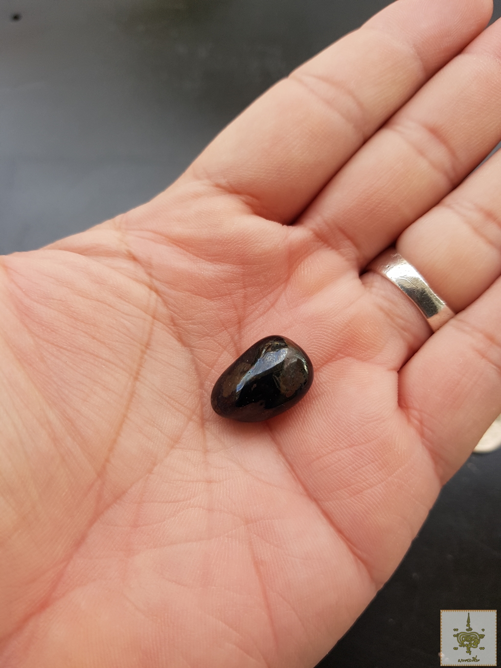 เหล็กไหลนิลกาฬ หรือไหลแก้วนาดูน ขนาดเล็ก