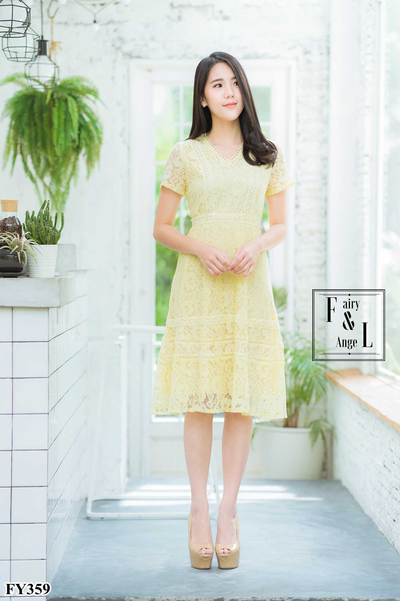 ชุดเดรสสั้นสีเหลือง ผ้าลูกไม้ฉลุ แขนสั้น กระโปรงทรงบาน