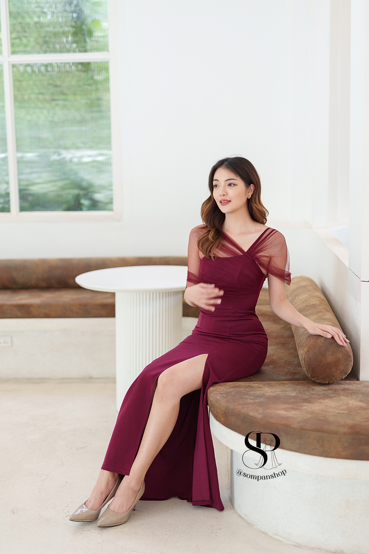 ชุดราตรียาวสีแดง สไตล์เรียบหรูดูแพง ไหล่แต่งผ้าซีทรู กระโปรงยาวผ่าหน้า เหมาะสำหรับใส่เป็นชุดราตรี ชุดไปงานแต่งงาน ชุดเพื่อนเจ้าสาว ชุดไปงานเลี้ยงต่างๆ