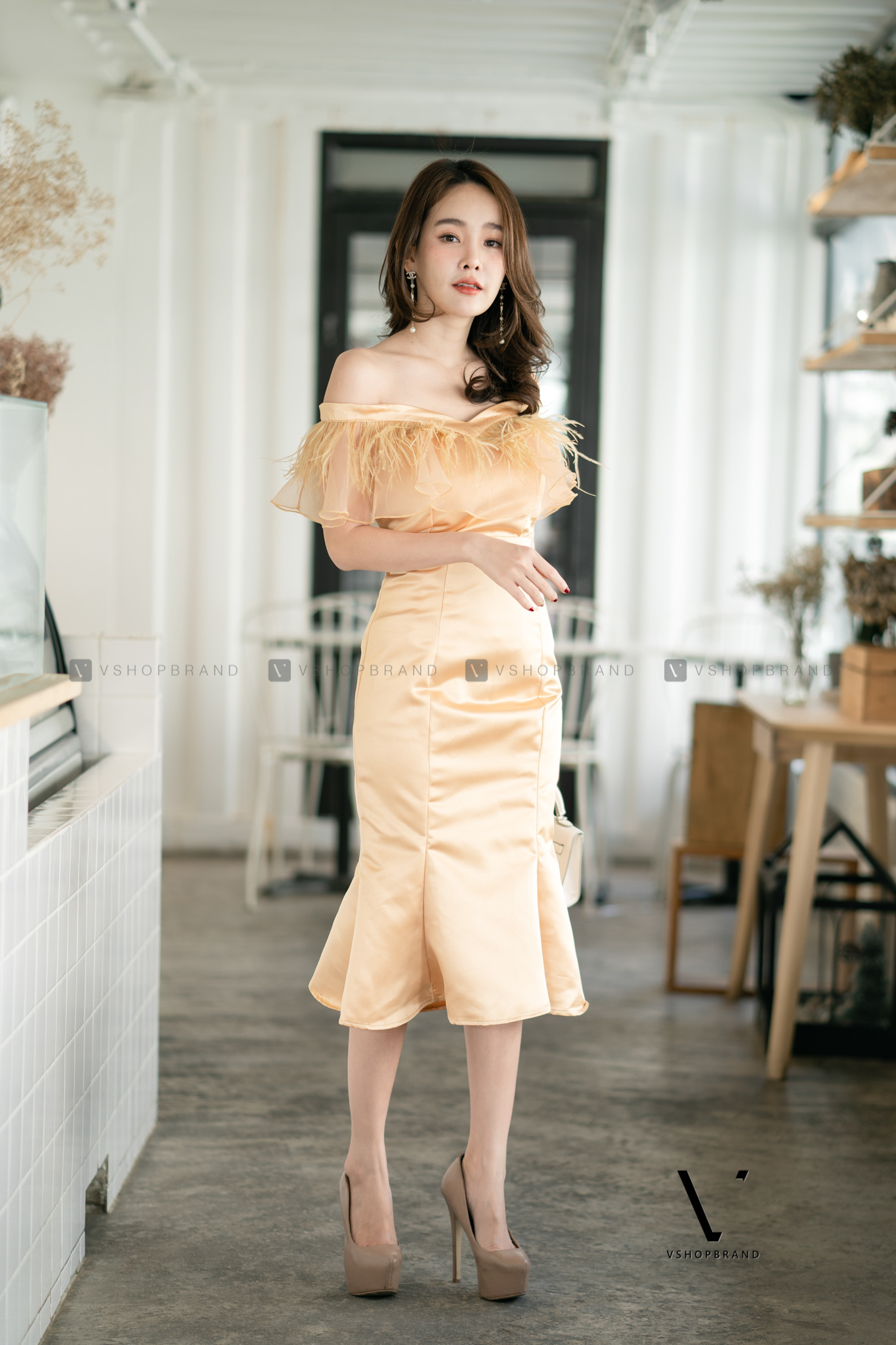 ชุดออกงาน/ชุดไปงานแต่งงานสีทอง เสื้อเปิดไหล่แต่งขนนก + กระโปรงสั้นทรงหางปลา