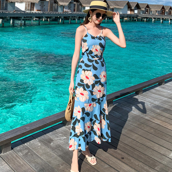 ชุดเดรสยาวลายดอกไม้สีฟ้า สายเดี่ยว แฟชั่นชุดไปเที่ยวทะเลสวยๆ ใส่เดินเล่นริมทะเล ใส่ถ่ายรูป