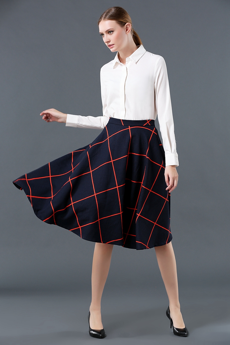 กระโปรงสั้นสีน้ำเงินกรมท่าพิมพ์ลายตาราง ทรงบาน สไตล์เรียบๆ ใส่ทำงาน ใส่เที่ยวได้