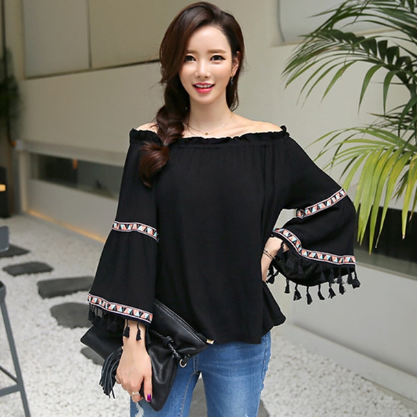 เสื้อเปิดไหล่สีดำ ทรงปล่อย แขนยาว ลุคน่ารัก