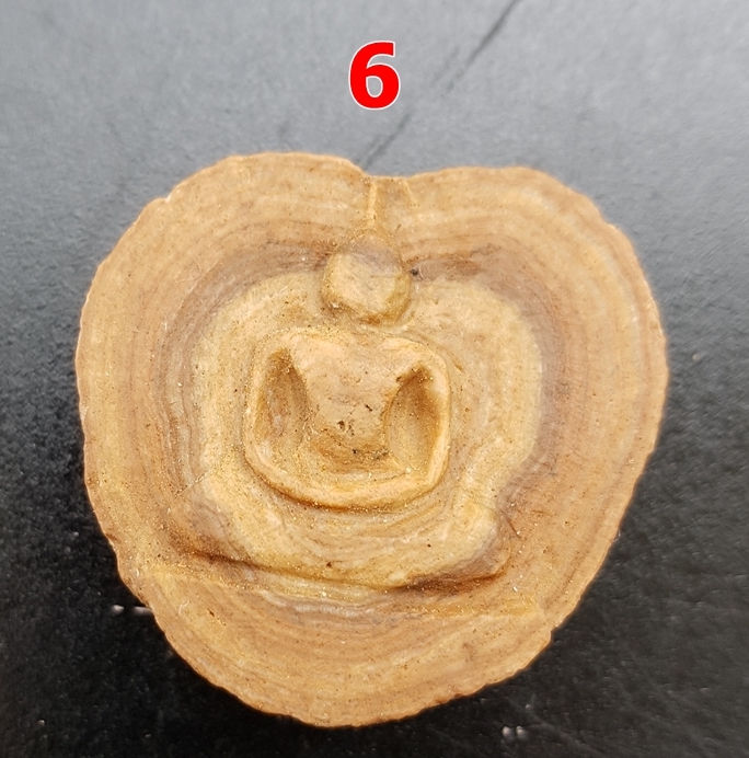 พระแกะสลัก จากเม็ดพระธาตุเขาสามร้อยยอด