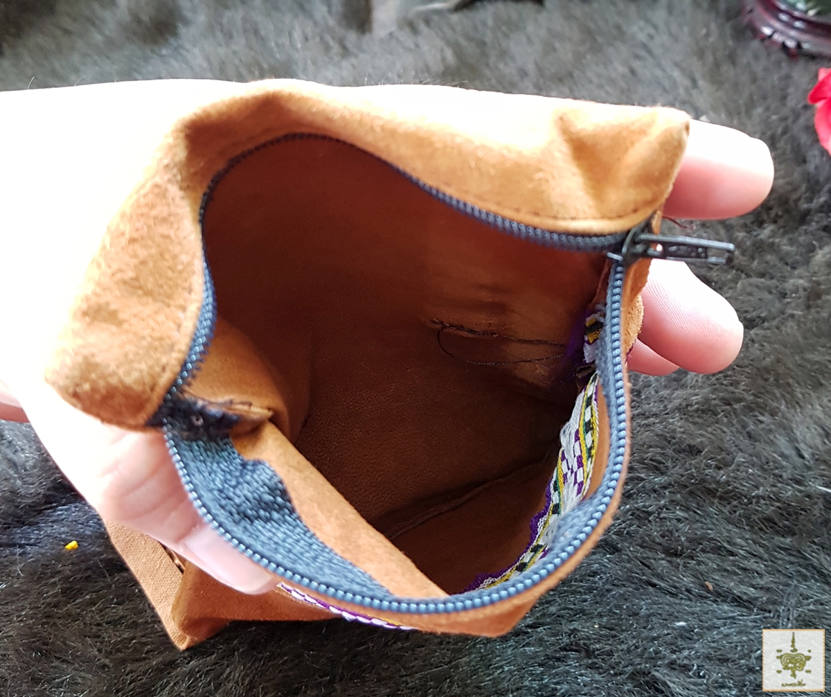 กระเป๋าหนัง ร้อยเข็มขัด