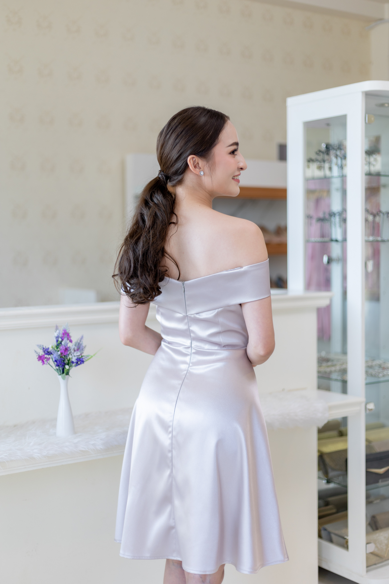 ชุดไปงานแต่งสีเทา ปาดไหล่ปิดต้นแขนปาดไหล่ปิดต้นแขนพรางต้น แนวเรียบหรู สวย ดูดี ชุดออกงาน ชุดราตรี