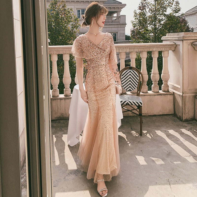 ชุดราตรียาวสีทอง เดรสออกงานปักเลื่อมแขนดีไซน์สุดเก๋ แบบสวยๆสไตล์เรียบหรูดูแพง เหมาะสำหรับใส่เป็นชุดราตรีออกงานกลางคืน ชุดไปงานแต่งงานกลางคืน ชุดไปงานกาล่าดินเนอร์