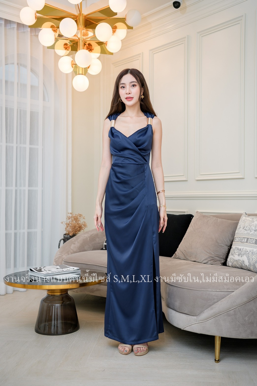 ชุดราตรียาวสีน้ำเงินกรมท่า ไหล่แต่งเหล็ก แขนกุด แนวเรียบหรู สวยดูแพง ใส่ออกงานราตรี งานแต่งงานกลางคืน