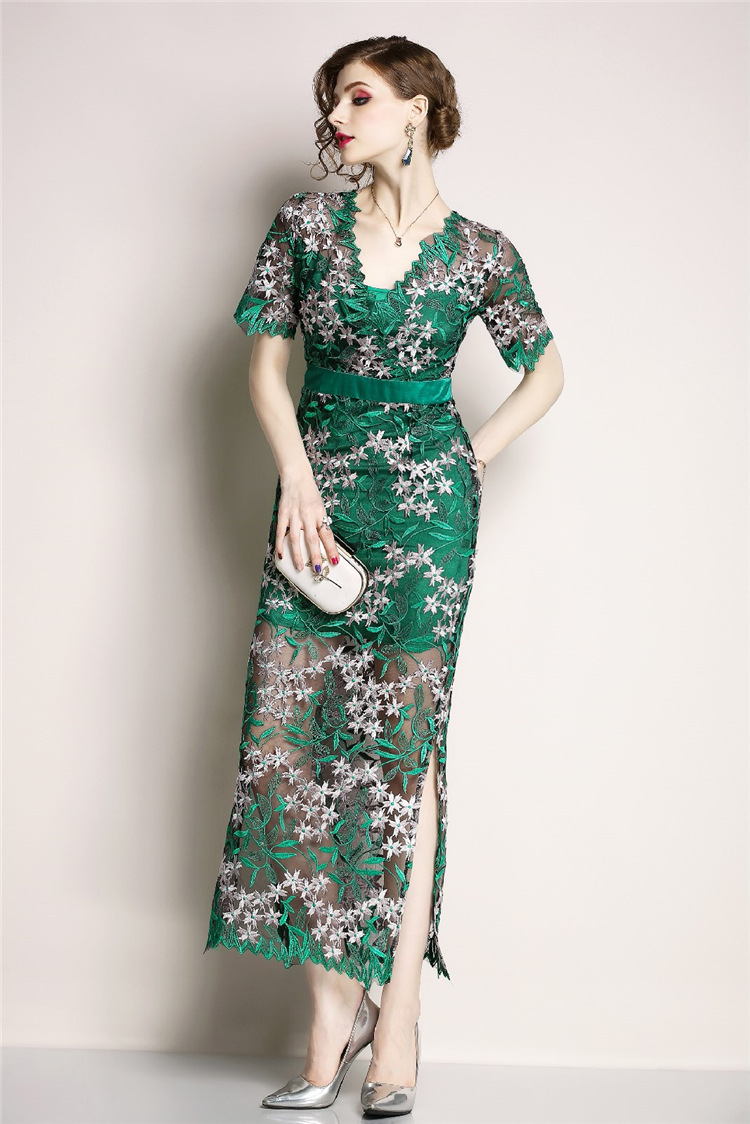 ชุดเดรสลูกไม้สีเขียว ปักลายดอกไม้ เข้ารูป กระโปรงยาวคลุมเข่า ทรงเอแคบ