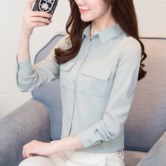 เสื้อเชิ้ตผู้หญิงสีเทา คอปก แขนยาว กระดุมหน้า แต่งกระเป๋า