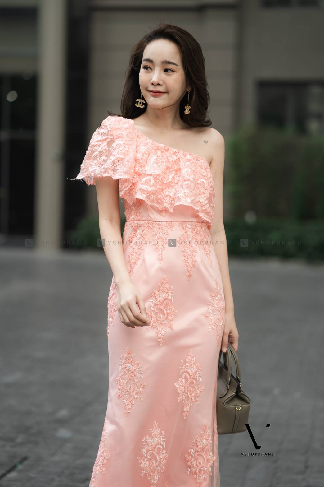 ชุดเดรสออกยาวลูกไม้สีชมพูโอรส ไหลเฉียงข้าง กระโปรงยาว ผ้าลูกไม้ปักดื้น