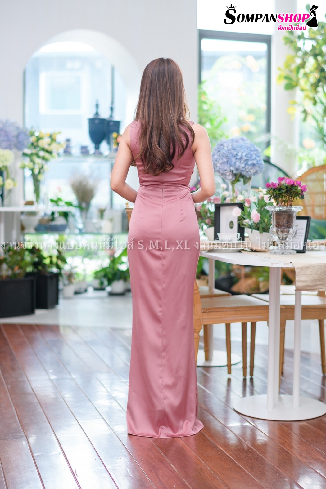 ชุดราตรียาวสีชมพู ไหล่แต่งเหล็ก แขนกุด แนวเรียบหรู สวยดูแพง ใส่ออกงานราตรี งานแต่งงานกลางคืน