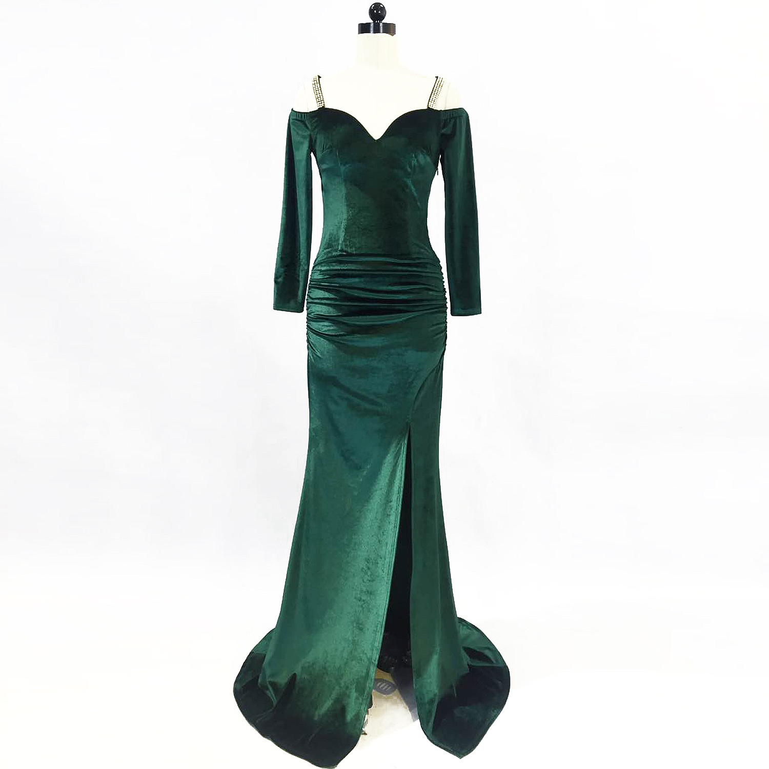 ชุดราตรียาวสีเขียว แต่งสายเพชร แขนยาว ผ้ากำมะหยี แนวเรียบหรูดูแพง สวยดูดี เหมาะสำหรับชุดออกงานต่างๆ ชุดราตรี ชุดไปงานแต่งงาน ชุดงานประกวด งานรับรางวัล