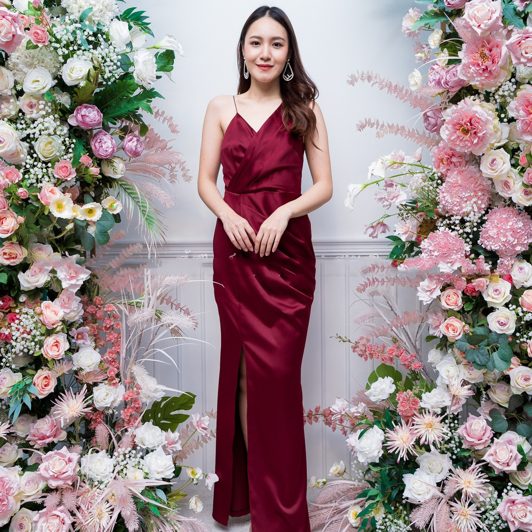 ชุดไปงานแต่งงานสีแดง เดรสออกงาน สายเดี่ยว เอวจีบข้าง แนวเรียบหรู สวยดูดีมากๆ