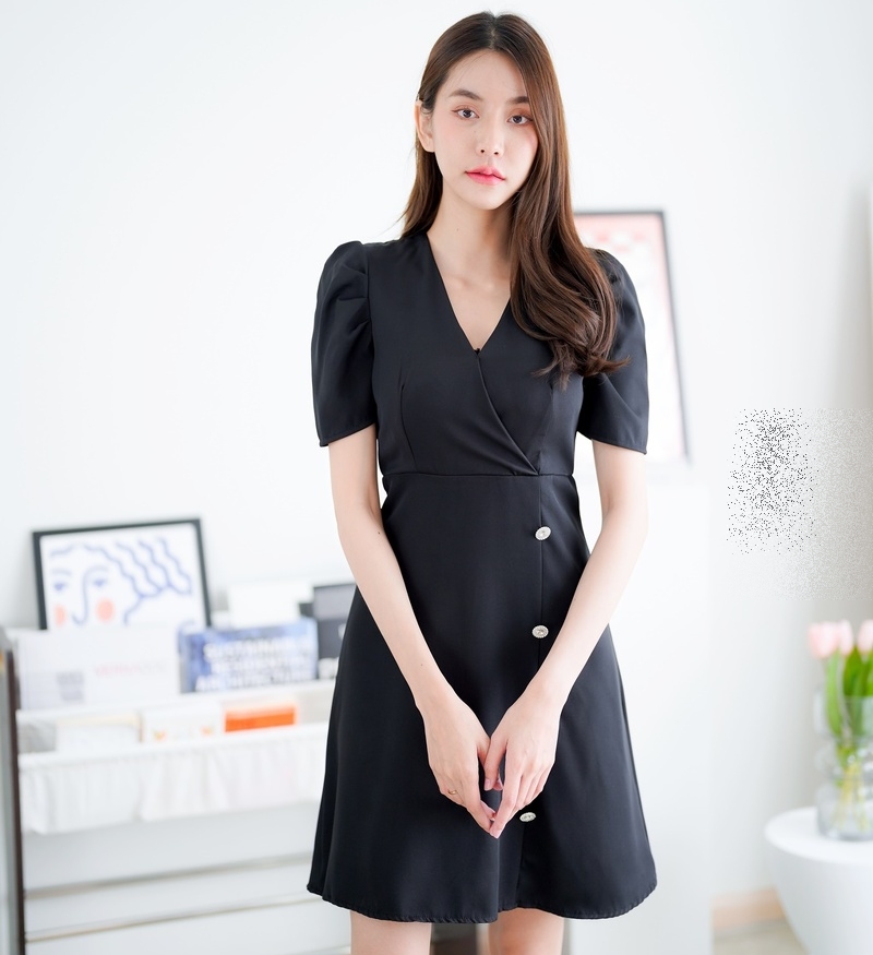 ชุดเดรสสั้นสีดำสวยๆ เรียบร้อยดูสุภาพ แขนสั้น คอวี กระโปรงคลุมเข่า