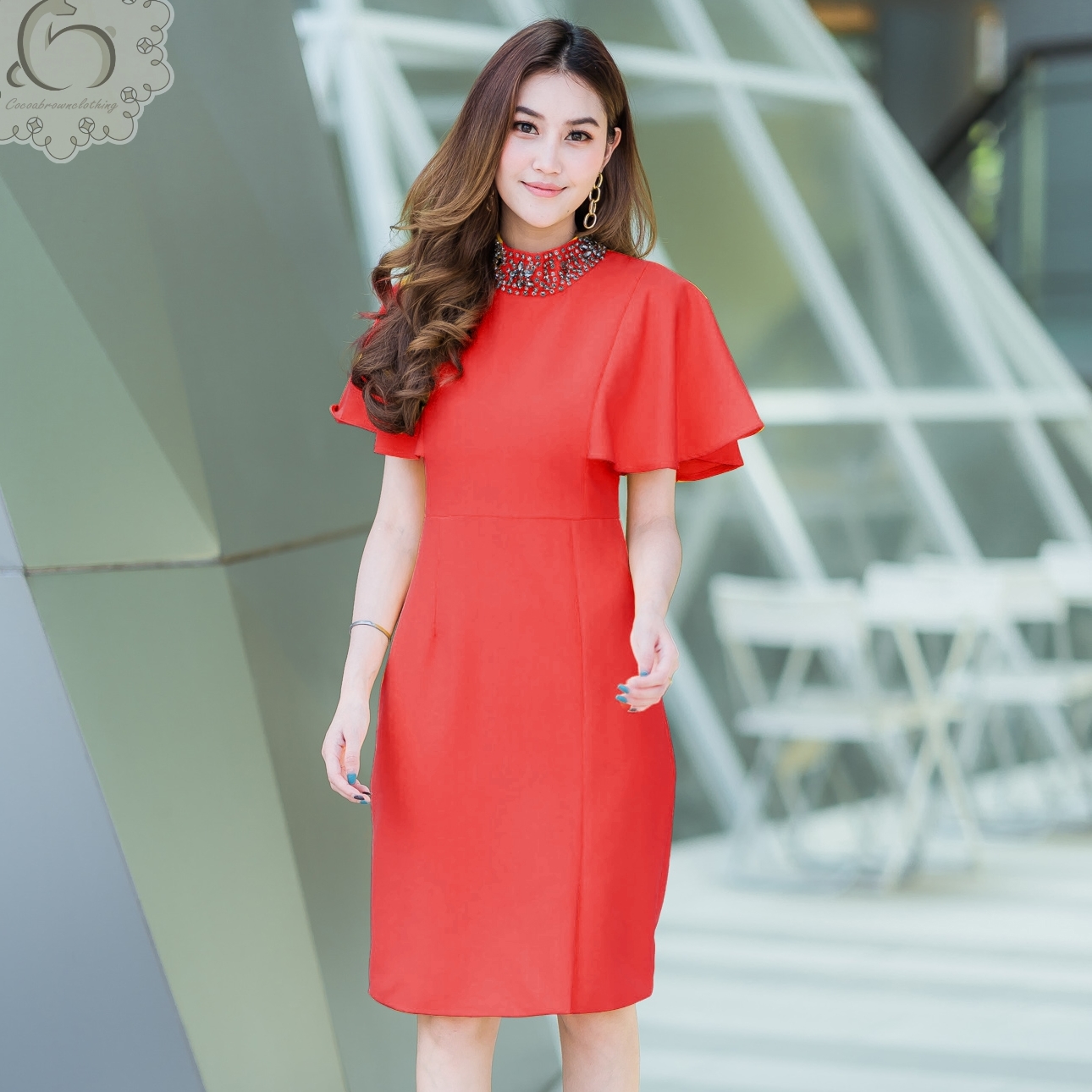 ชุดเดรสสั้นสีแดง เดรสทรงดินสอ คอแต่งเพชร แขนปีกค้างคาวระบาย
