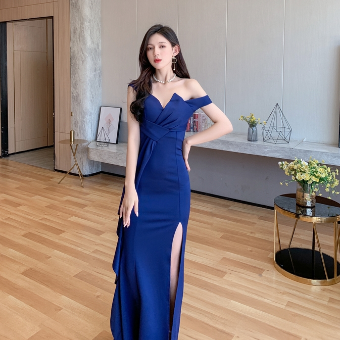 ชุดราตรียาวสีน้ำเงินกรมท่า ทรงปาดไหล่แต่งจีบหน้า กระโปรงผ่าหน้าทรงหางปลา สวยหรูสง่ามากๆ ใส่เป็นชุดราตรี ชุดออกงาน ชุดไปงานแต่งงาน กลางวัน กลางคืน