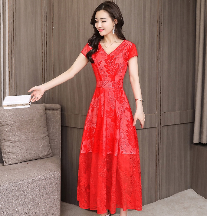 ชุดเดรสลูกไม้สีแดง แขนสั้น กระโปรงยาวคลุมเข่าทรงบาน แนวเรียบๆ สวยหวาน เรียบร้อย ดูดี