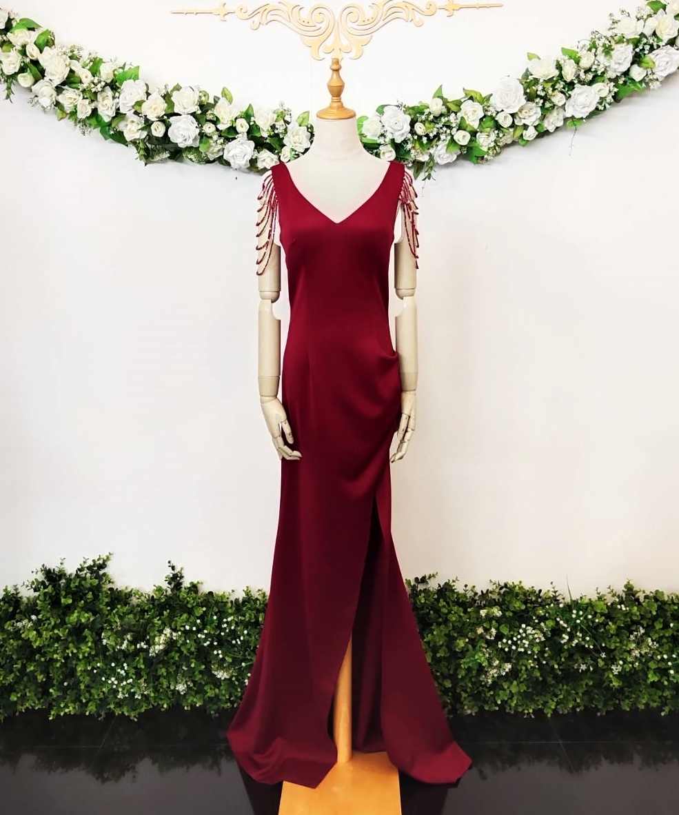 ชุดราตรียาวสีแดง แขนแต่งลูกปัด กระโปรงยาวทรงหางปลา แนวเรียบหรู สวยดูแพง ใส่ออกงานราตรี งานแต่งงานกลางคืน ชุดงานประกวด งานรับรางวัล