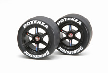 Solid rubber tires for both front 18inch and rear 17inch wheels. The shape differences between front and rear wheels are realsitically reproduced.