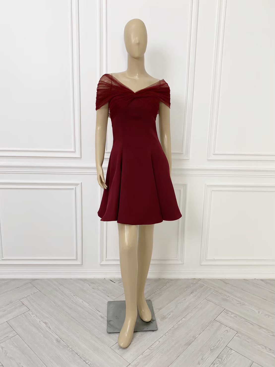 ชุดเดรสสั้นออกงานสีแดง ปาดไหล่แต่งผ้าซีทรู กระโปรงทรงบาน แบบสวย เรียบหรู ดูแพง ใส่ไปงานแต่งกลางวัน/กลางคืน ชุดราตรี ชุดไปงานแต่ง ชุดออกงาน