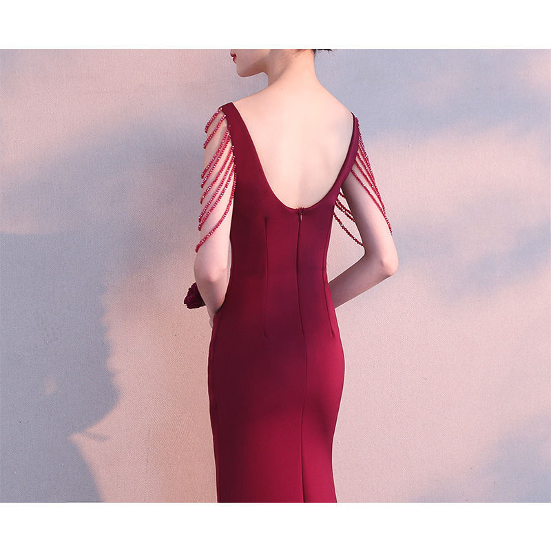 ชุดราตรียาวสีแดง แขนแต่งลูกปัด กระโปรงยาวทรงหางปลา แนวเรียบหรู สวยดูแพง ใส่ออกงานราตรี งานแต่งงานกลางคืน ชุดงานประกวด งานรับรางวัล