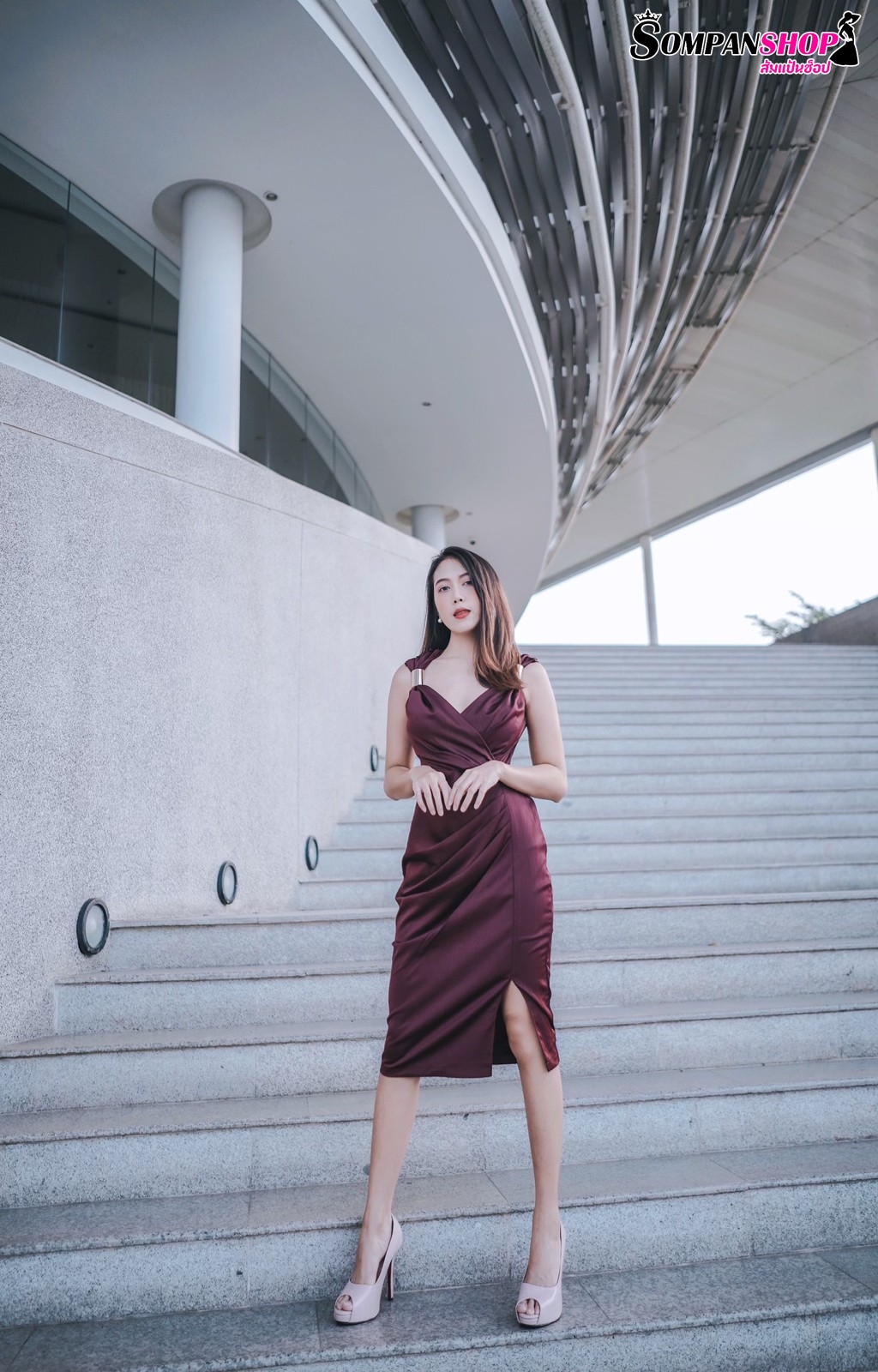 ชุดไปงานแต่งงานสีแดงเบอร์กันดี้ ไหล่แต่งเหล็ก ทรงเข้ารูป เรียบหรู สวย ดูดี ใส่เป็นชุดราตรี ชุดออกงาน ชุดไปงานแต่งงาน กลางวัน กลางคืน