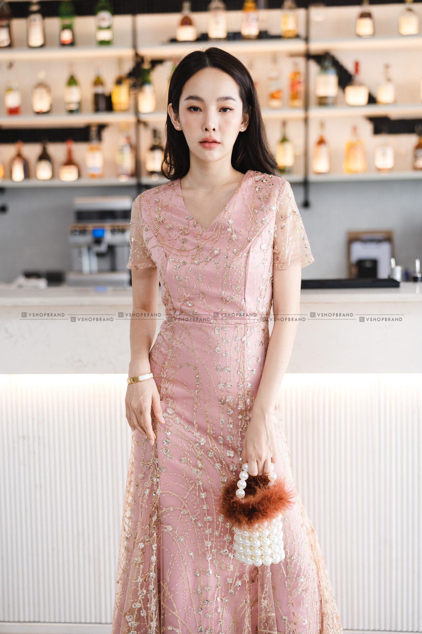 ชุดออกงานราตรียาวสีชมพู ผ้ากากเพชรคริสตรัลระยิบระยับ แขนสั้น กระโปรงยาวทรงเอบาน แนวเรียบหรู สวยสง่า ดูแพง เหมาะสำหรับใส่ออกงานราตรี ไปงานแต่งกลางคืน