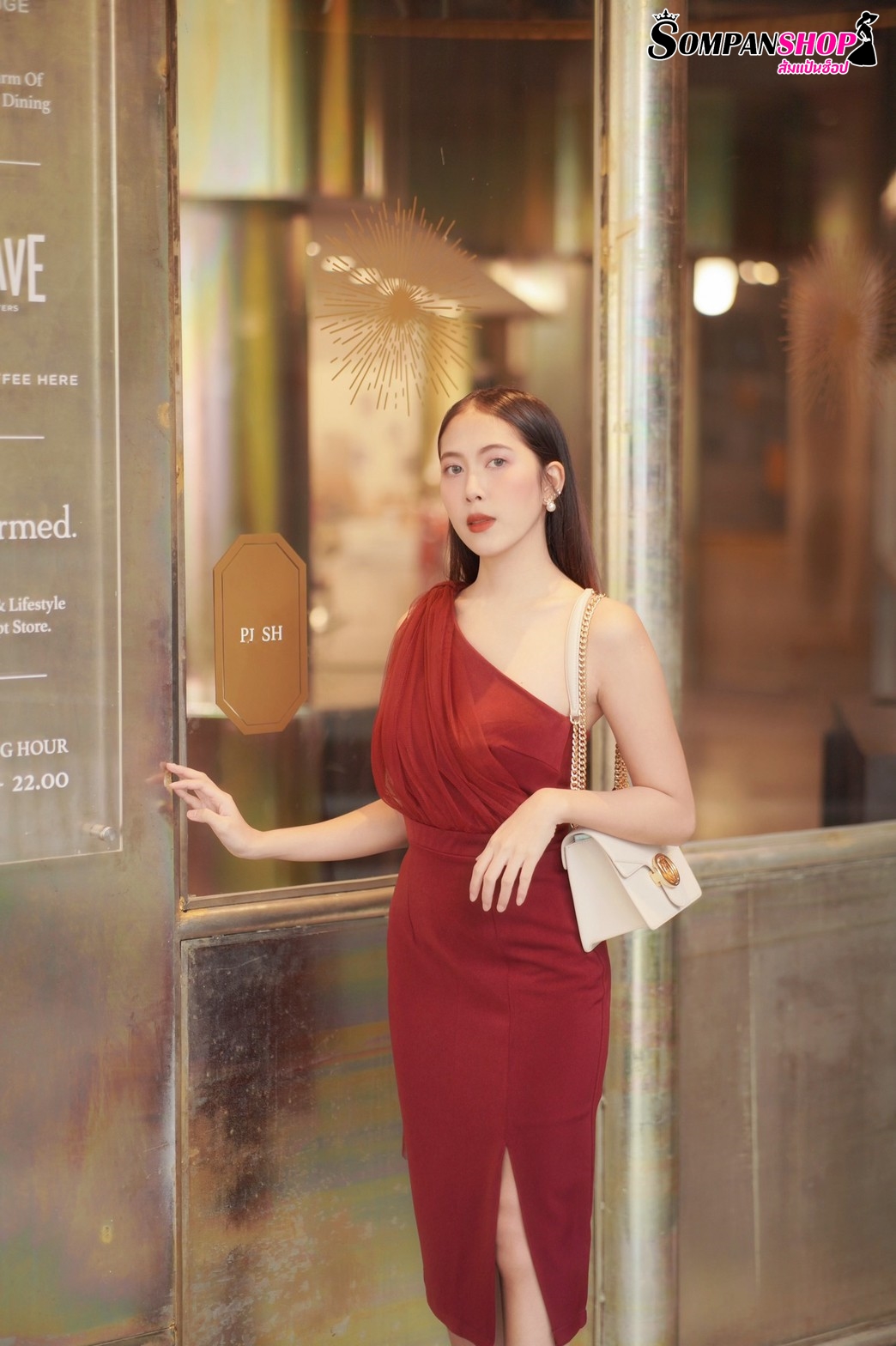 ชุดราตรี ชุดออกงาน ชุดไปงานแต่งงานสีแดงเลือดหมู ไหล่เฉียงข้างแต่งผ้าซีทรู เรียบหรู สวยดูดี