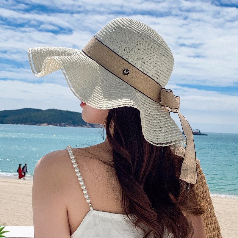 หมวกปีกกว้างไปทะเลสีครีมคาดโบว์ หมวกไปทะเลเก๋ๆ เริ่ดๆ ไอเทมที่สาว ๆ ควรพกไว้เพิ่มความเก๋ชิค กันแดดกันลม ถ่ายรูปสวย